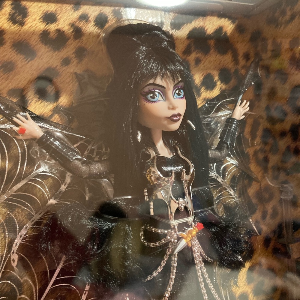 Monster High Doll Elvira Mistress of The Dark Collectible in Black Faux Leather - Picture 13 of 14